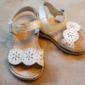 Girl's White Velcro Circo Sandal (sz 6)